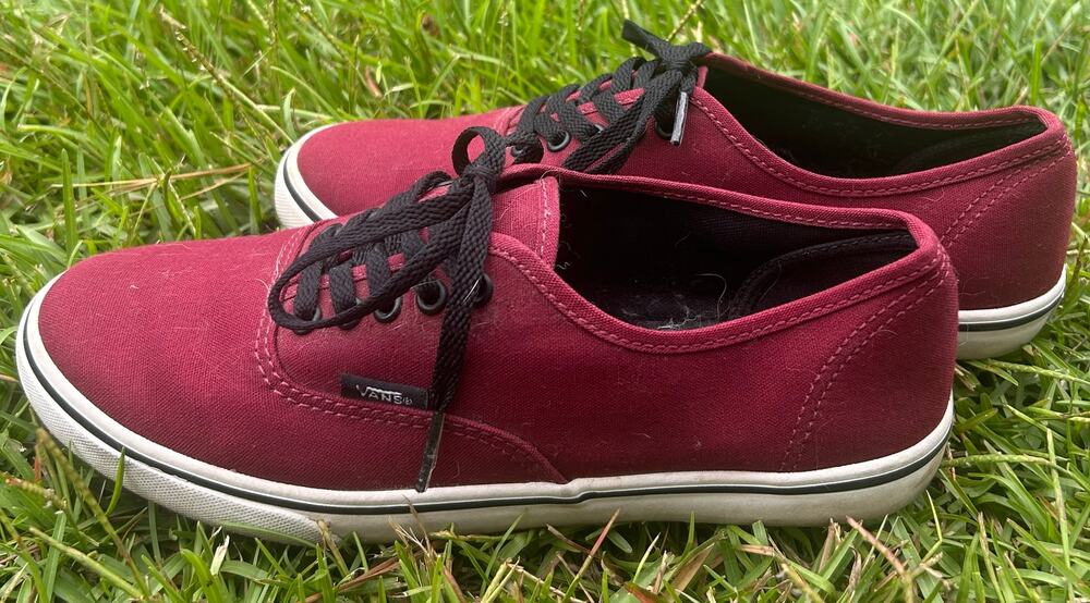 VANS Women’s lace up low top sneakers burgundy/black size 7